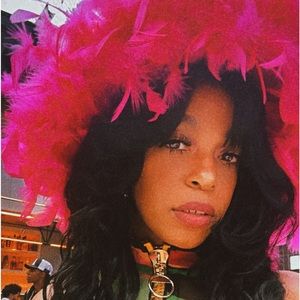 Meet your Posher, Delora